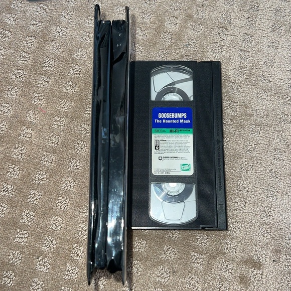 R.L. Stine Goosebumps The Haunted Mask VHS - Picture 4 of 4
